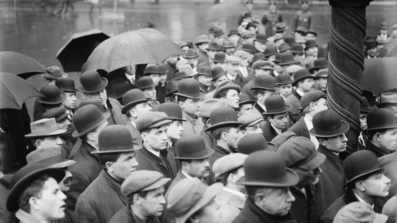 historic image of workers strike black and white